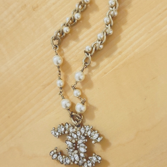 Chanel Classic Gold, Pearl, and Crystal Necklace- Limited Edition Vintage - Picture 4 of 10
